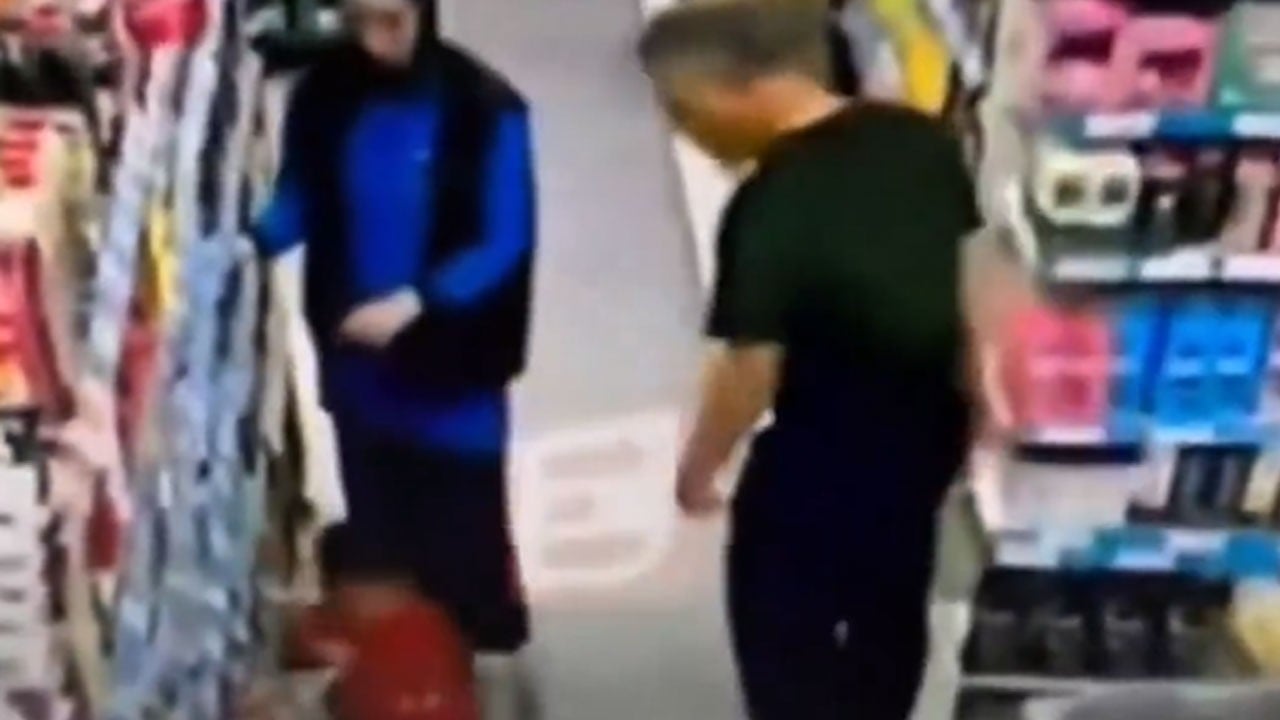 Bu vicdansıza hak ettiği cezayı verin! Küçük çocuğu yerde tekmeledi