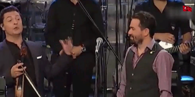 Bu videoyu Kemalist medyada bulamazsınız! Konser verdirilen şarlatan Lemi Yunanistan'da bakın nasıl tanıtılıyor