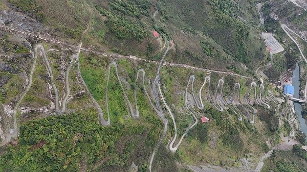 Bu yolu görenin yüreği ağzına geliyor!