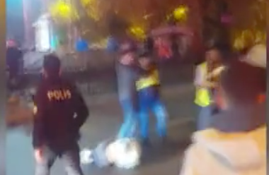 Bu yüzden tekme-tokat birbirlerine girdiler! Sizde hiç akıl fikir yok mu oğlum?