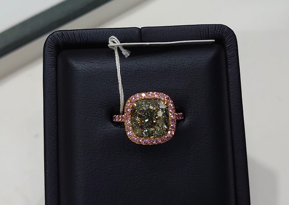 Bu yüzüğün fiyatı dudak uçuklattı