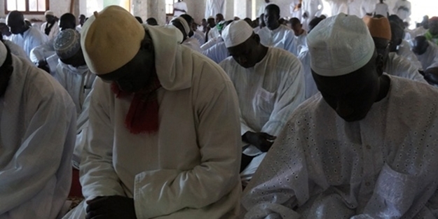 'Bu camide beyaz giymeyen Cuma namazı kılamaz'