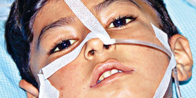 Bu çocuk annesini bekliyor