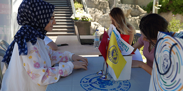 Buca Belediyesi tercih sürecinde öğrencilerin yanında