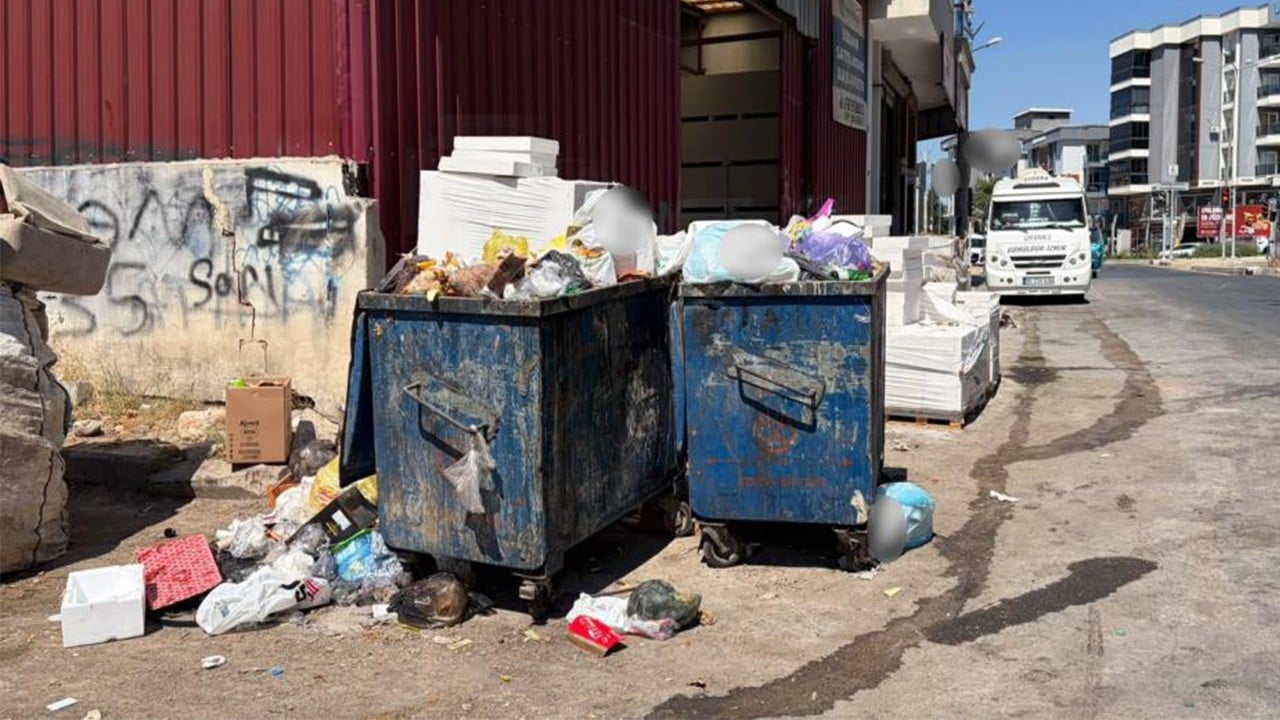 Buca'da başkan değişti, çöp manzaraları aynı! ‘Sorun CHP zihniyeti’