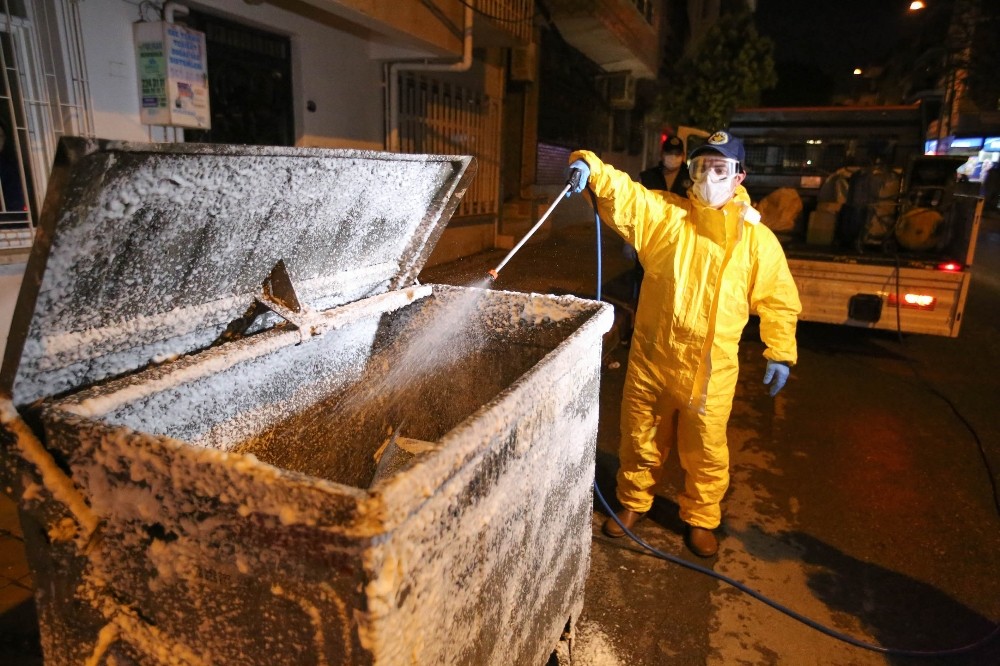 Buca’da her gece konteynerler temizleniyor 