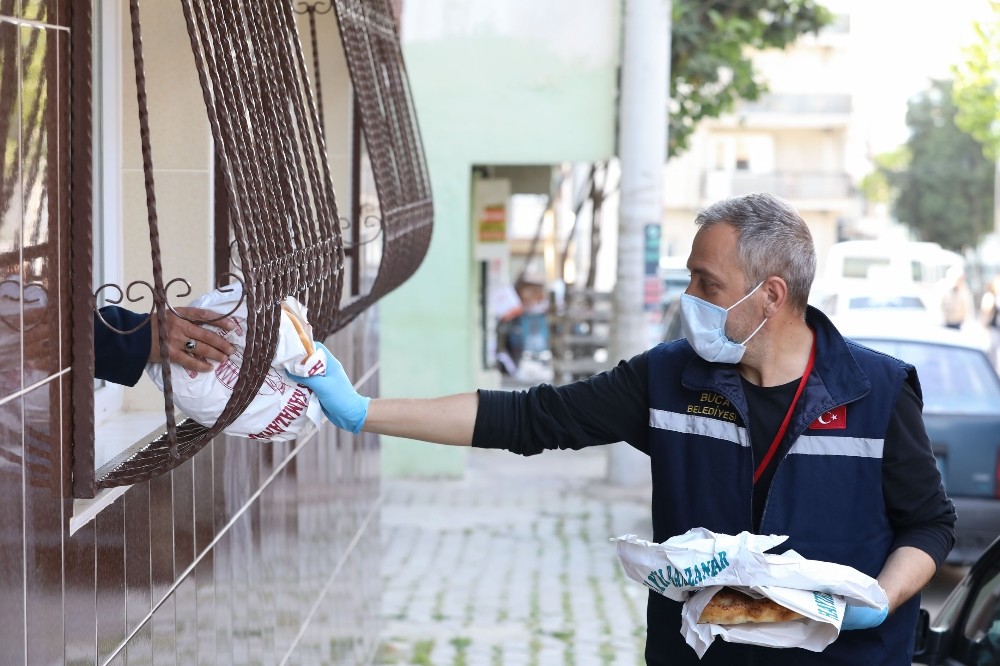 Buca’da ilk iftar için 25 bin sıcak Ramazan pidesi 