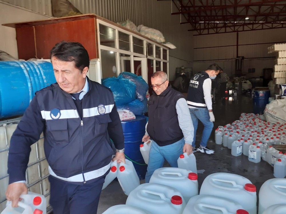 Buca’da kaçak dezenfektan ve maske baskını 