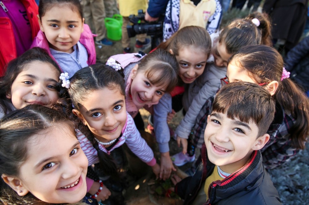 Buca’da minikler toprakla buluştu, bitkileri koklayarak tanıdı 