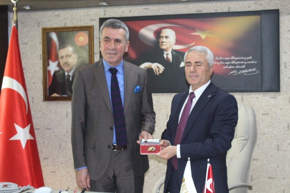 Bucak Belediye Başkanı Emrullah Ünal mazbatasını alıp göreve başladı 