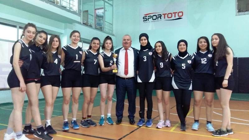Bucaklı sporcular, Voleybol İl Birinciliği kupasını kazandı 