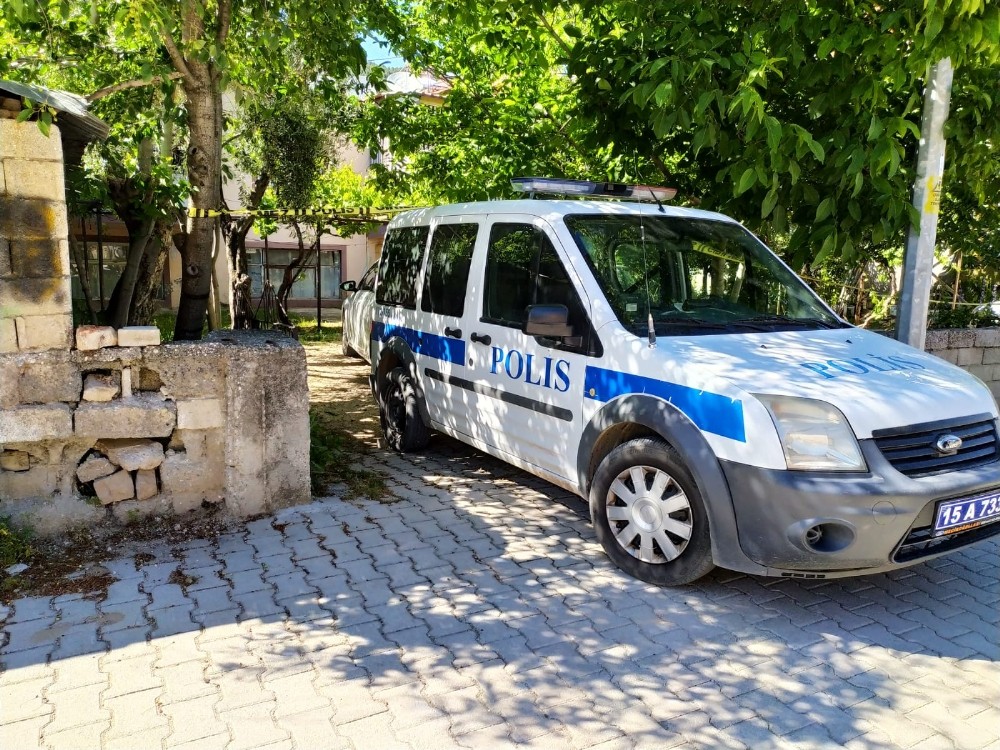 Bucak’ta Covid-19 testi pozitif çıkan kişinin evi karantina altına alındı 
