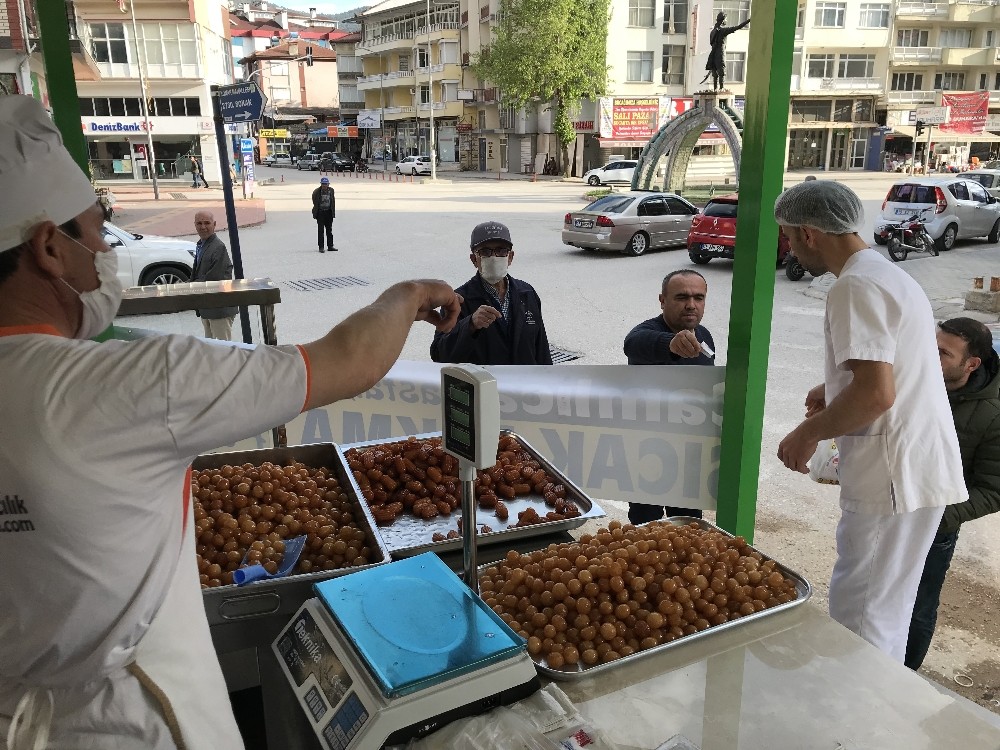 Bucak’ta Ramazan ayının vazgeçilmezi lokma tatlısı 