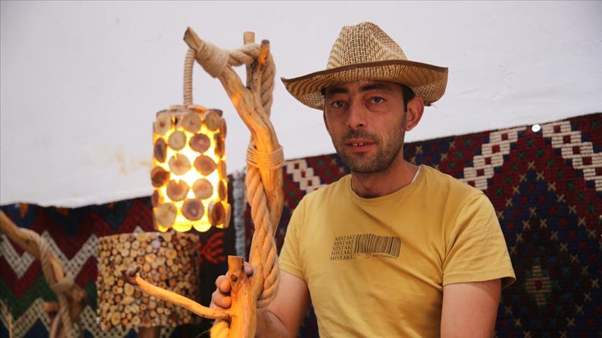 Budadığı dallarla ev ve süs eşyaları yapıyor