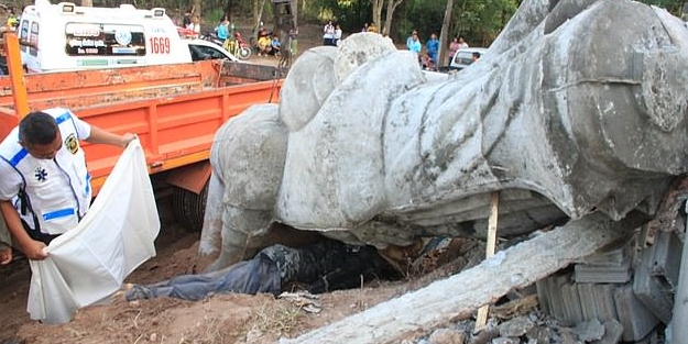 Budist dini lider, iyi şans getirdiğine inandığı Buda putunun altında can verdi!