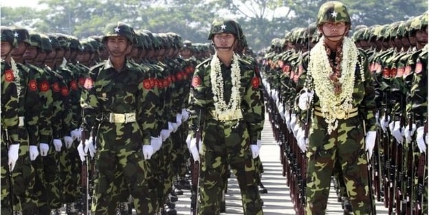 Müslüman öğretmenleri tek tek gözaltına aldılar