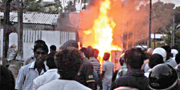 Budist rahipler camilere saldırdı