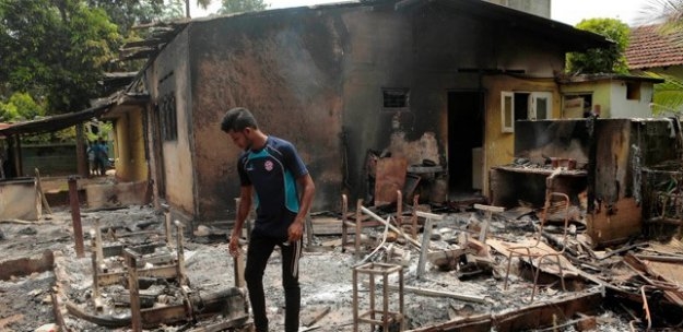 Budist'lerden camilere çirkin saldırı