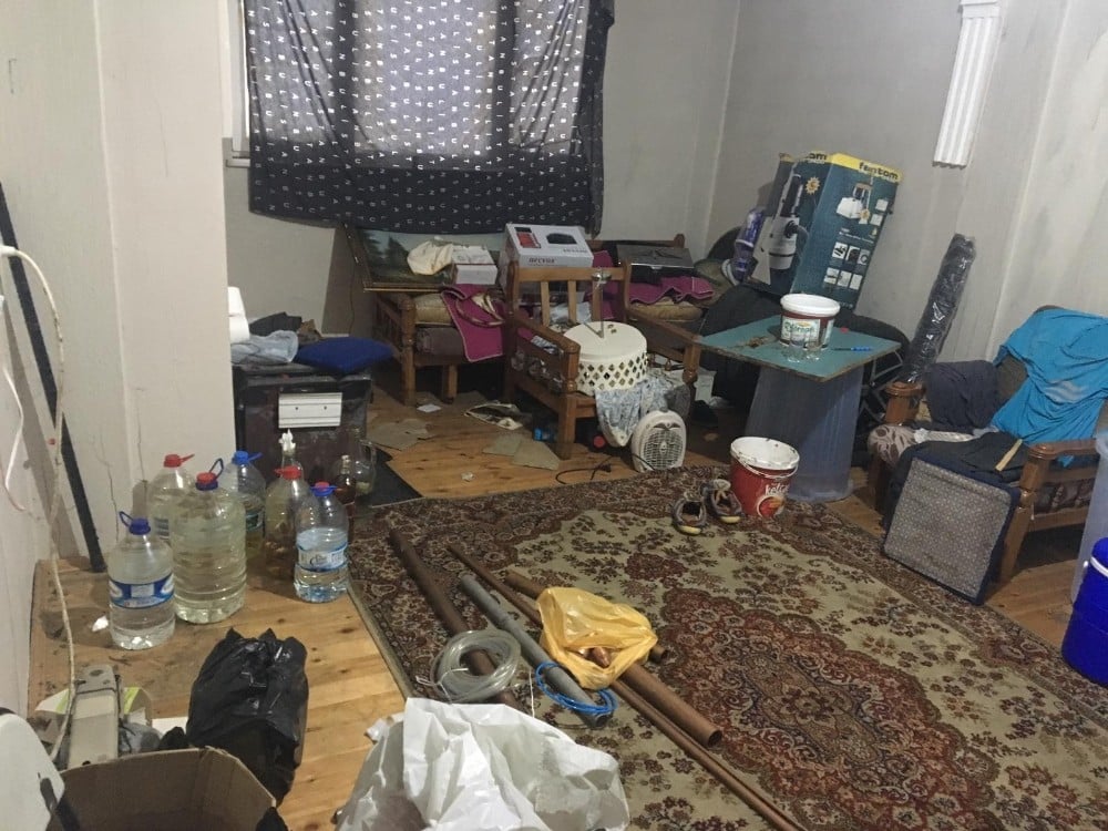Büfede ele geçirilen kaçak alkol, alkol imalathanesini ortaya çıkarttı 