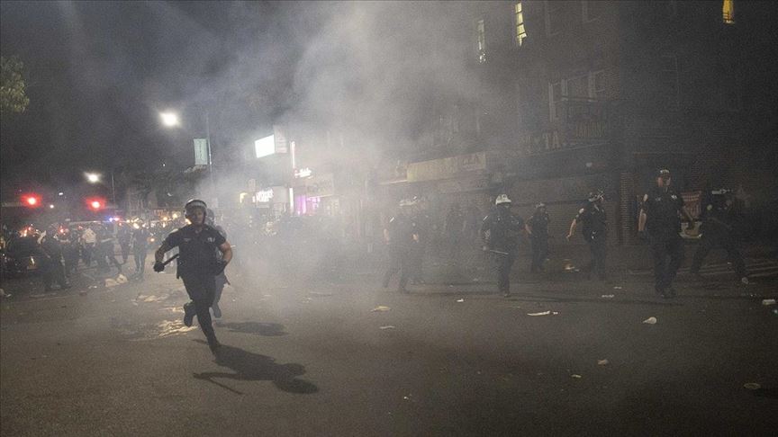 Buffalo'da 75 yaşındaki göstericiyi yaralamaktan açığa alınan polislere destek istifası