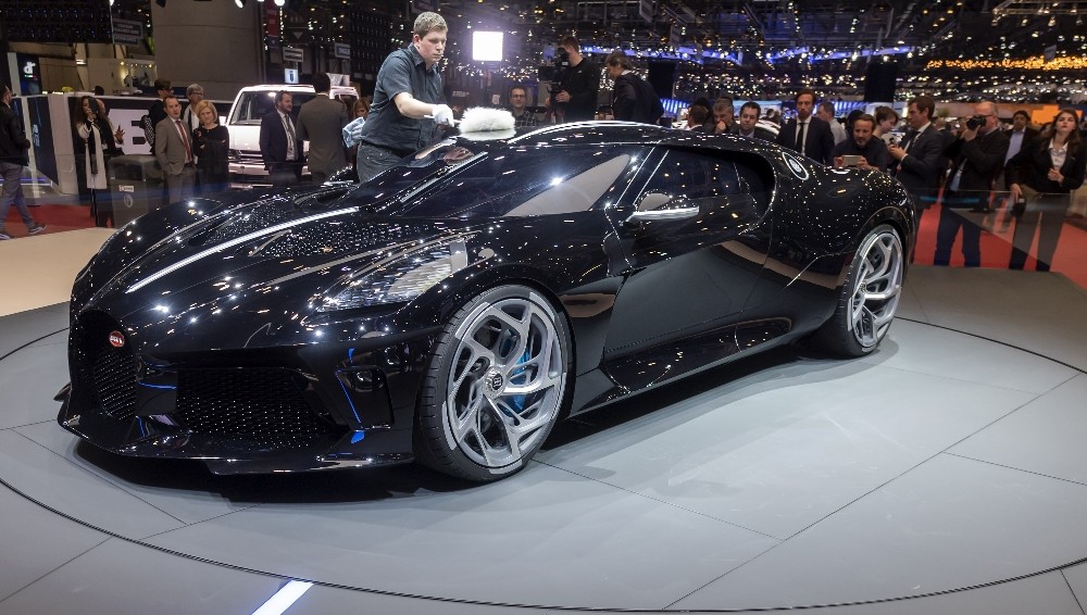 Bugati, dünyanın en pahalı aracını tanıttı 