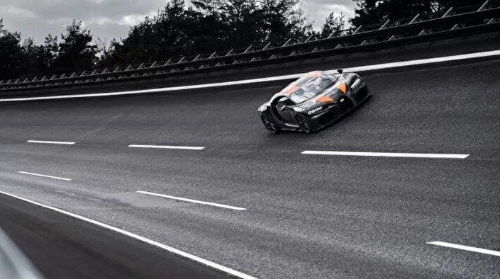 Bugatti sınırları zorluyor! Uçakla yarışacak!