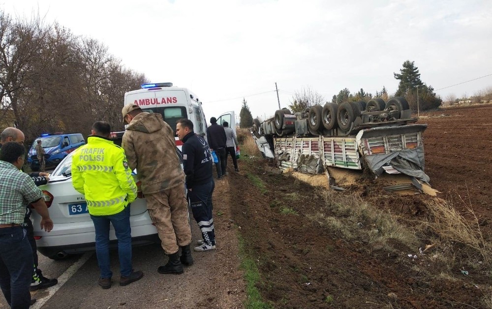 Buğday yüklü tır devrildi: 2 yaralı 