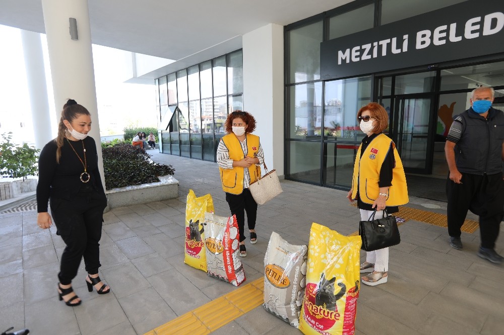 ‘Bugün de bizden’ diyerek mama bağışında bulundular 
