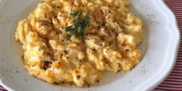 'Bugün ne pişirsem' diyenlere 5 dakikada kolay kahvaltılık tarifi! Peynirli yumurta tarifi