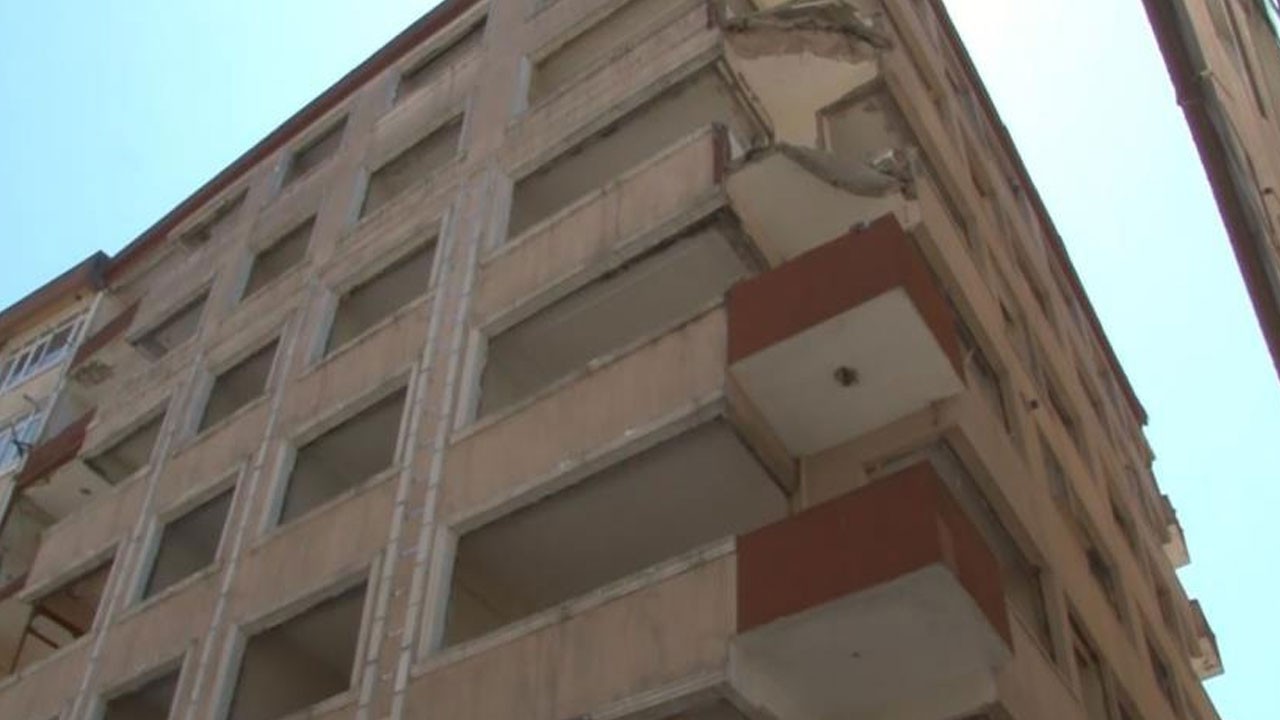 Bugünkü depremde balkon çöktü