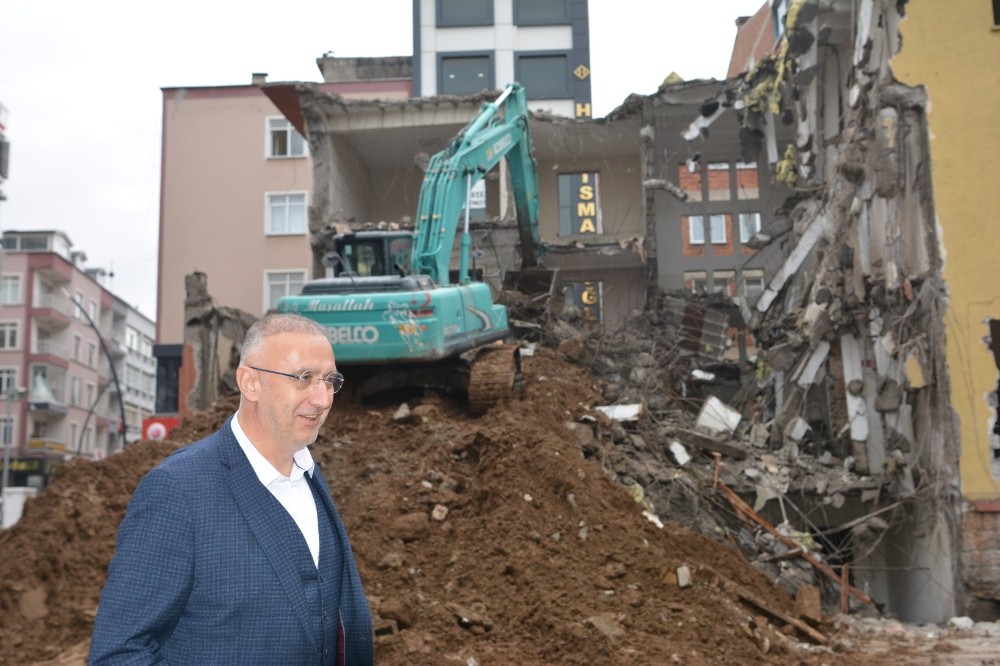 Bulancak’ta yeni belediye binası ve kent meydanı projesi kapsamında eski hükümet konağı binasının yıkımına başlandı 