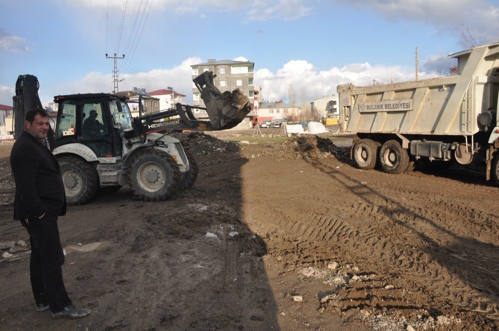 Bulanık Belediyesi bahar ayının gelmeyle birlikte yol yapım çalışması başladı 