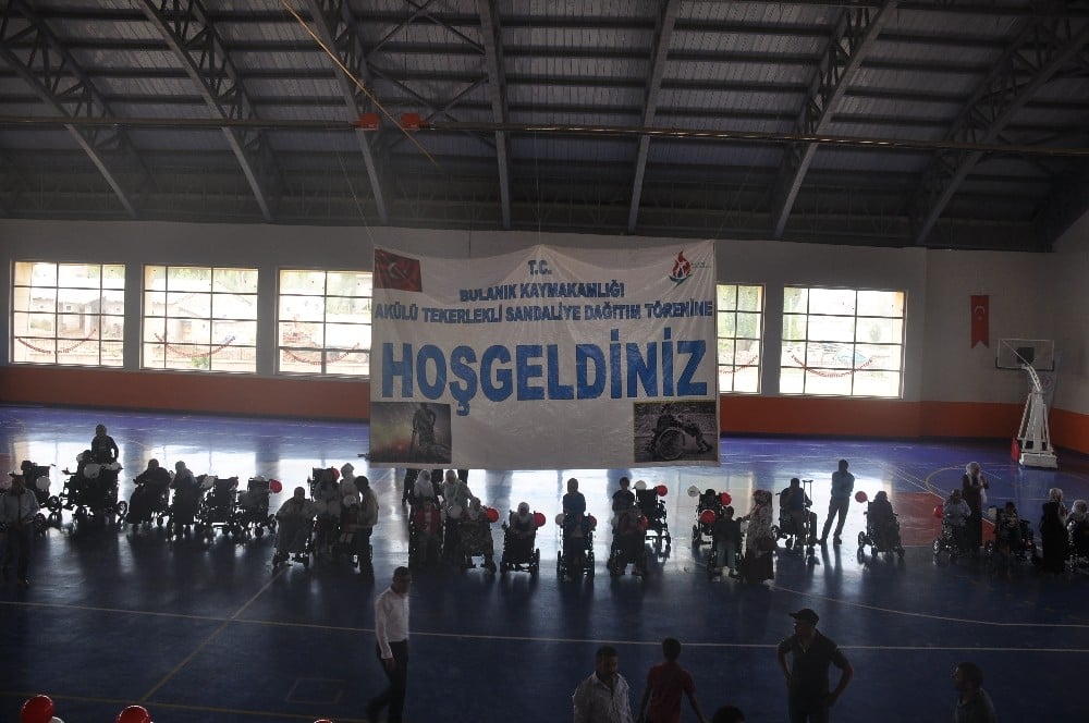 Bulanık’ta 40 engelliye tekerlekli sandalye dağıtıldı 