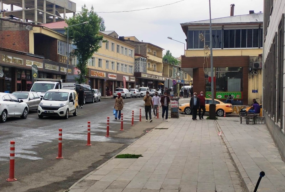 Bulanık’ta bazı cadde ve sokaklarda maske takma zorunluluğu getirildi 