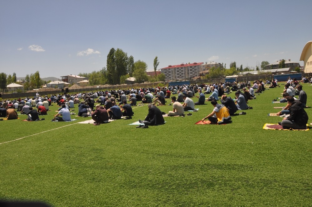 Bulanık’ta cuma namazı stadyumda kılındı 