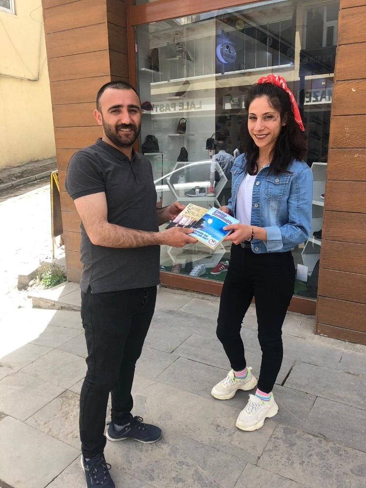 Bulanık’ta evde kalan vatandaşlara kitap dağıtımı 