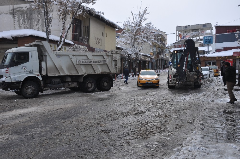 Bulanık’ta karla mücadele çalışmaları 