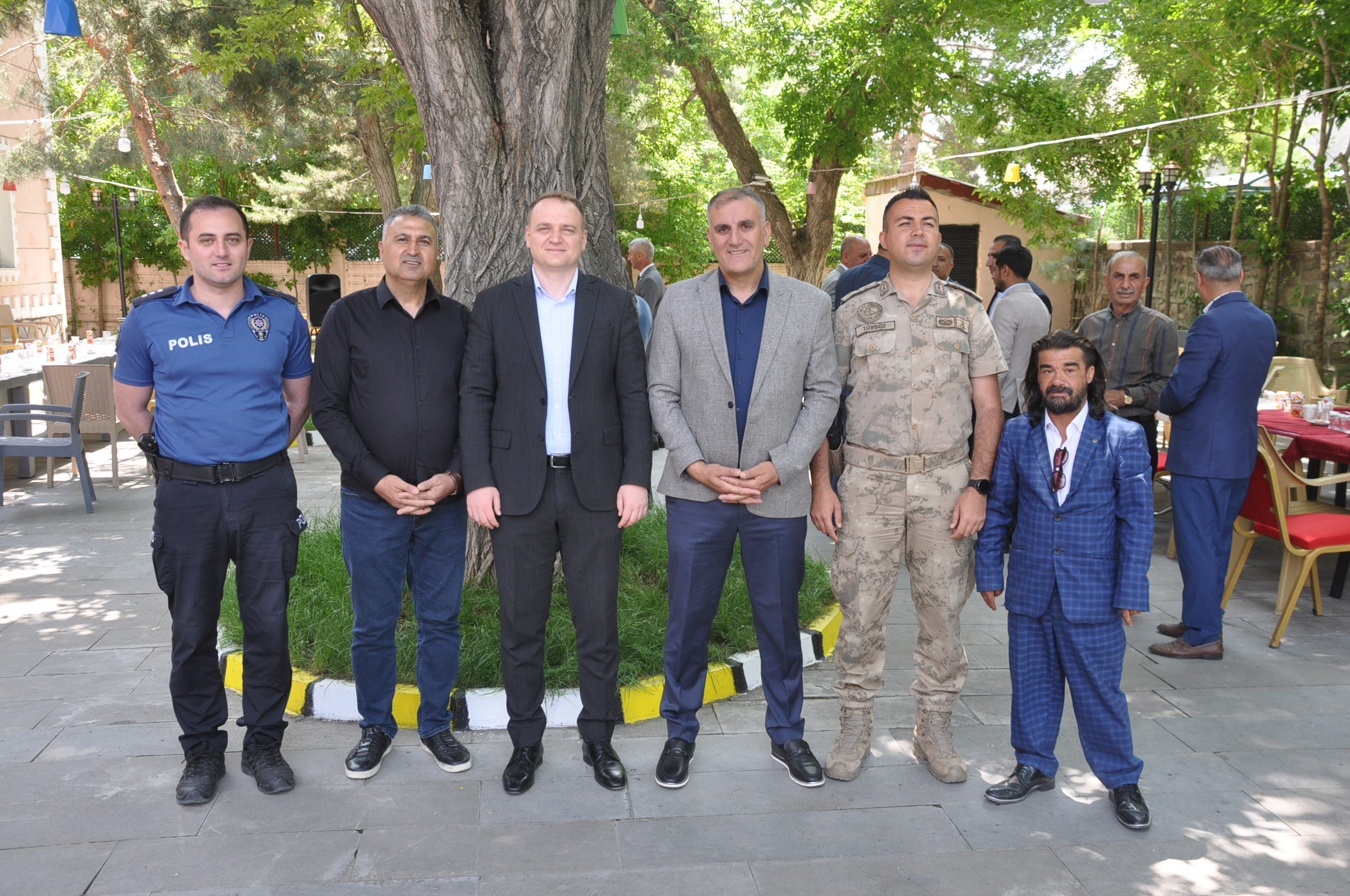 Bulanık'ta protokol halkla bayramlaştı