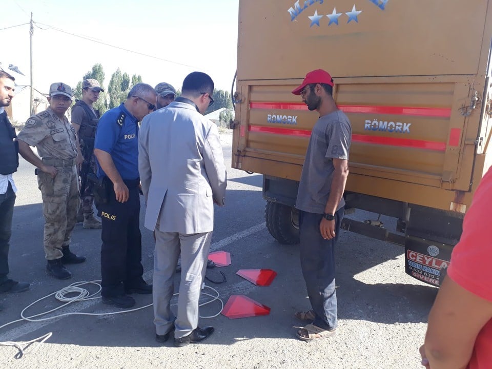 Bulanık’ta traktör römorklarına reflektör takıldı 