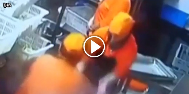 Bulaşıkçı kaynar suyu arkadaşının yüzüne boca etti!