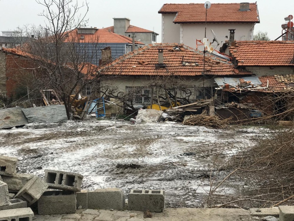 Buldan’da bir evden 15 kamyon çöp çıktı 