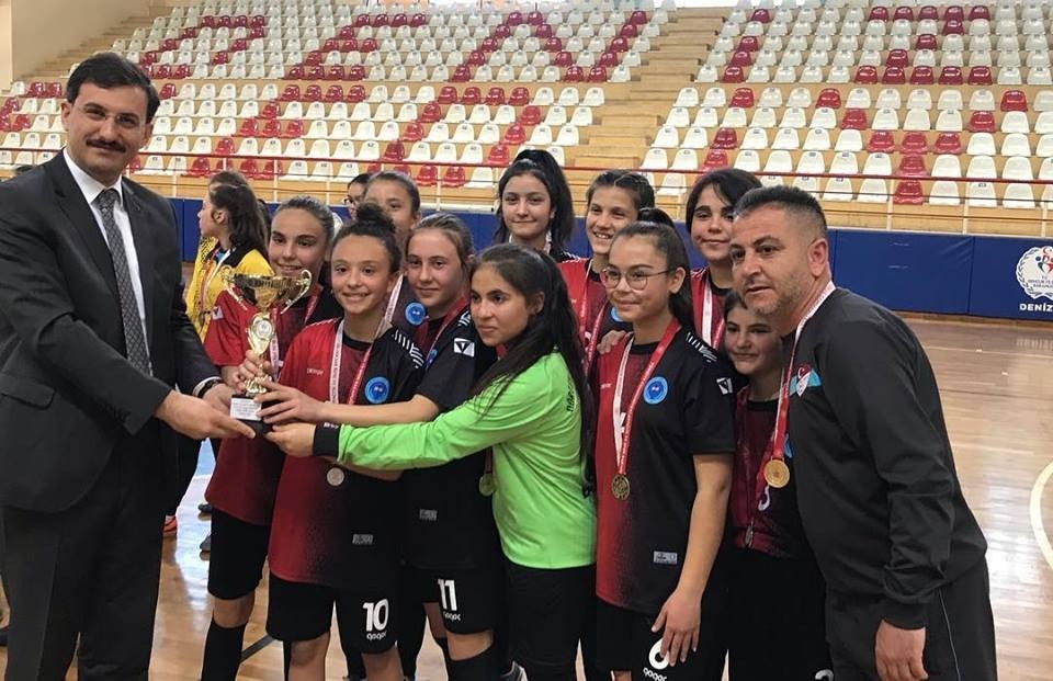 Buldanlı Kız Futsal takımı turnuvada Denizli birincisi oldu 