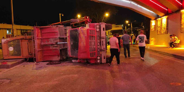 Buldozer yüklü kamyon alt geçidin tavanına çarpıp devrildi