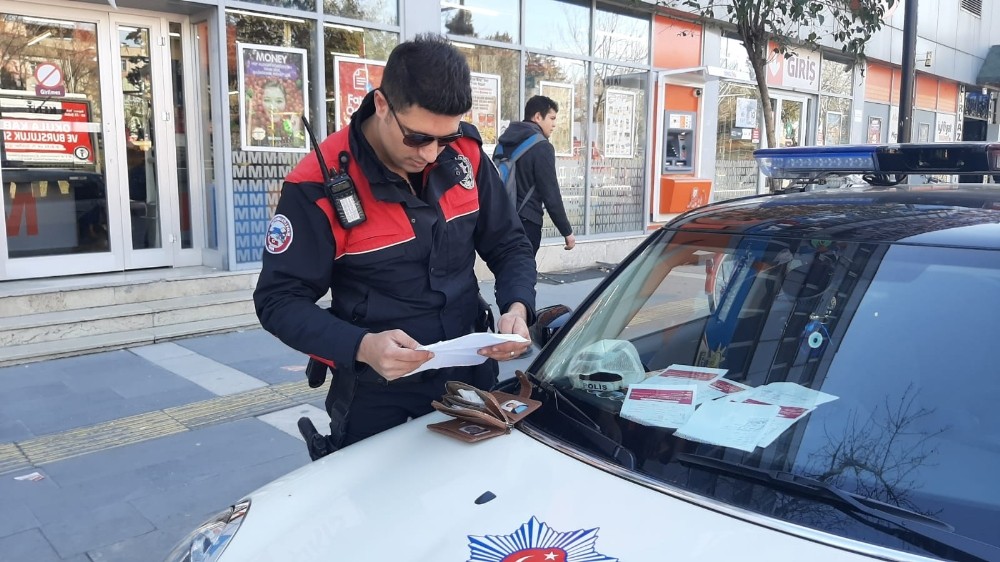 Bulduğu cüzdanı polise teslim etiler 