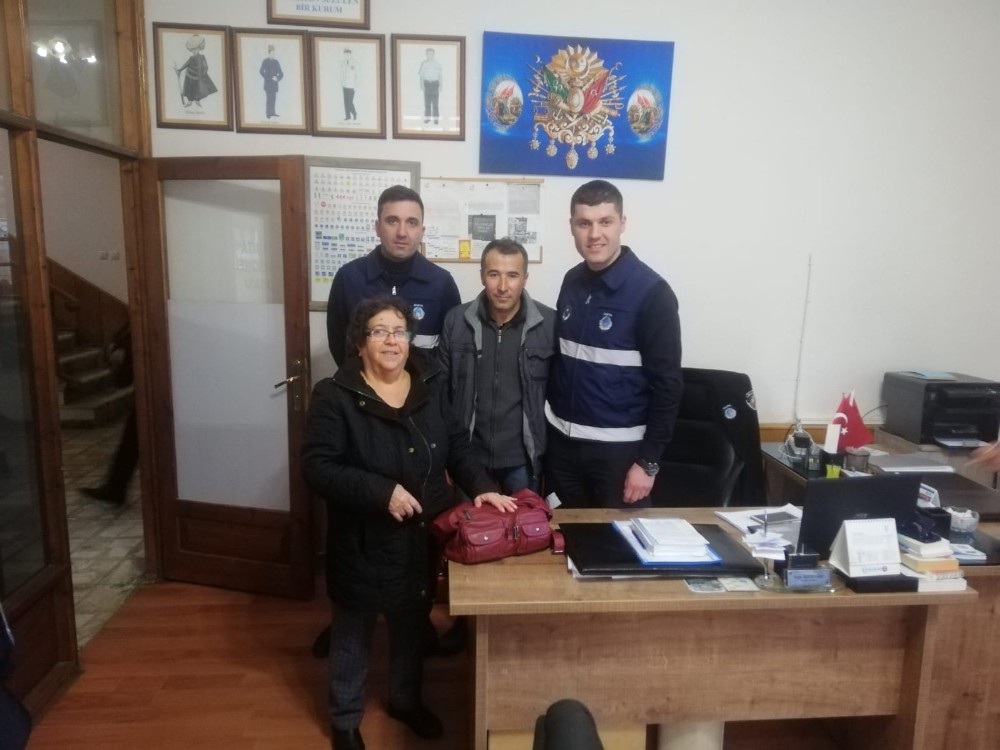 Bulduğu para dolu çantayı sahibine ulaştırdı 