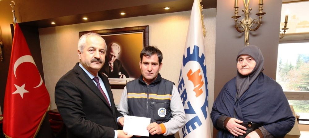 Bulduğu parayı sahibine ulaştıran işçiye bir maaş ikramiye 