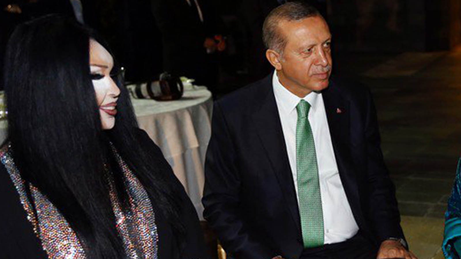 Bülent Ersoy, sahnede kadehi eline aldı, sonrasındaki "Erdoğan" iması tepki çekti