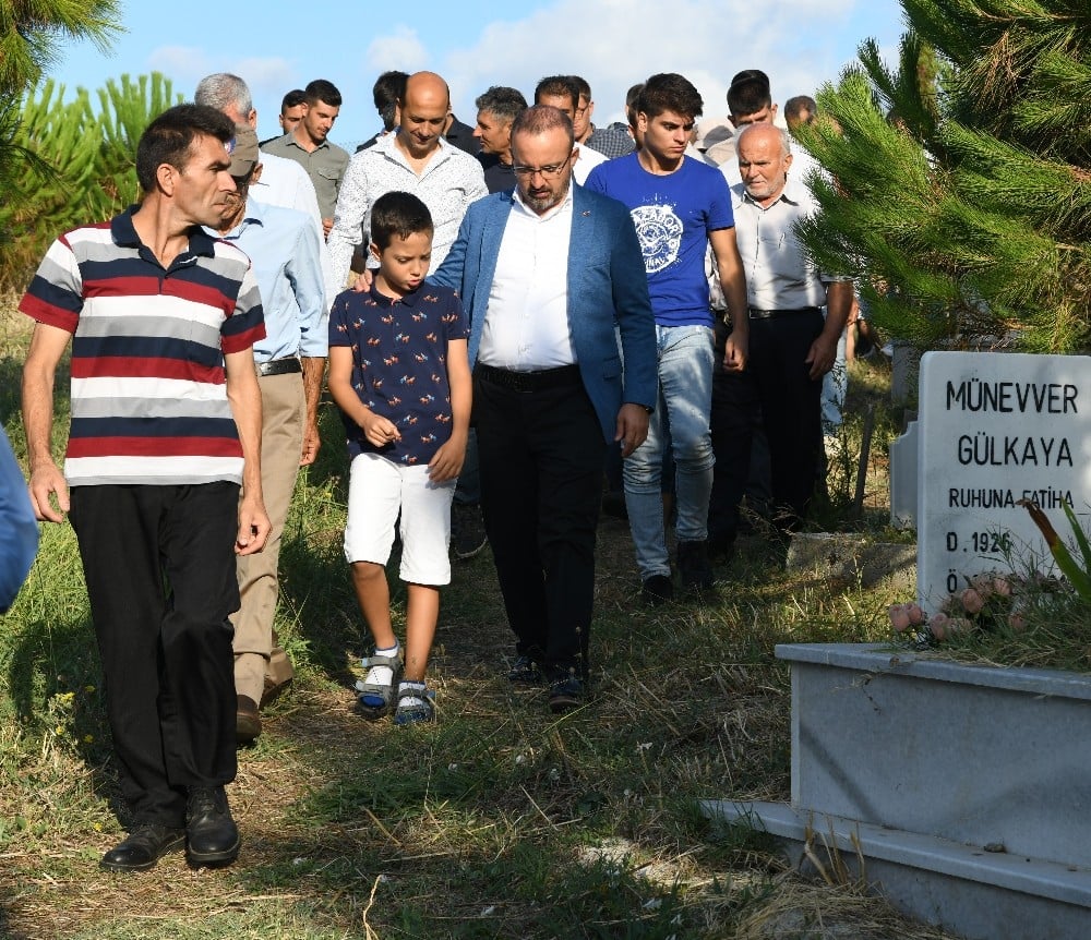 Bülent Turan, bayram namazını kendi köyünde kıldı 