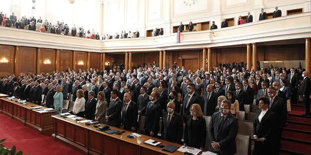 Komşuda başbakan istifa etti