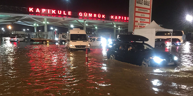 Kapıkule Gümrük Sahası'nı su bastı! Yollar kapandı araçlar mahsur kaldı